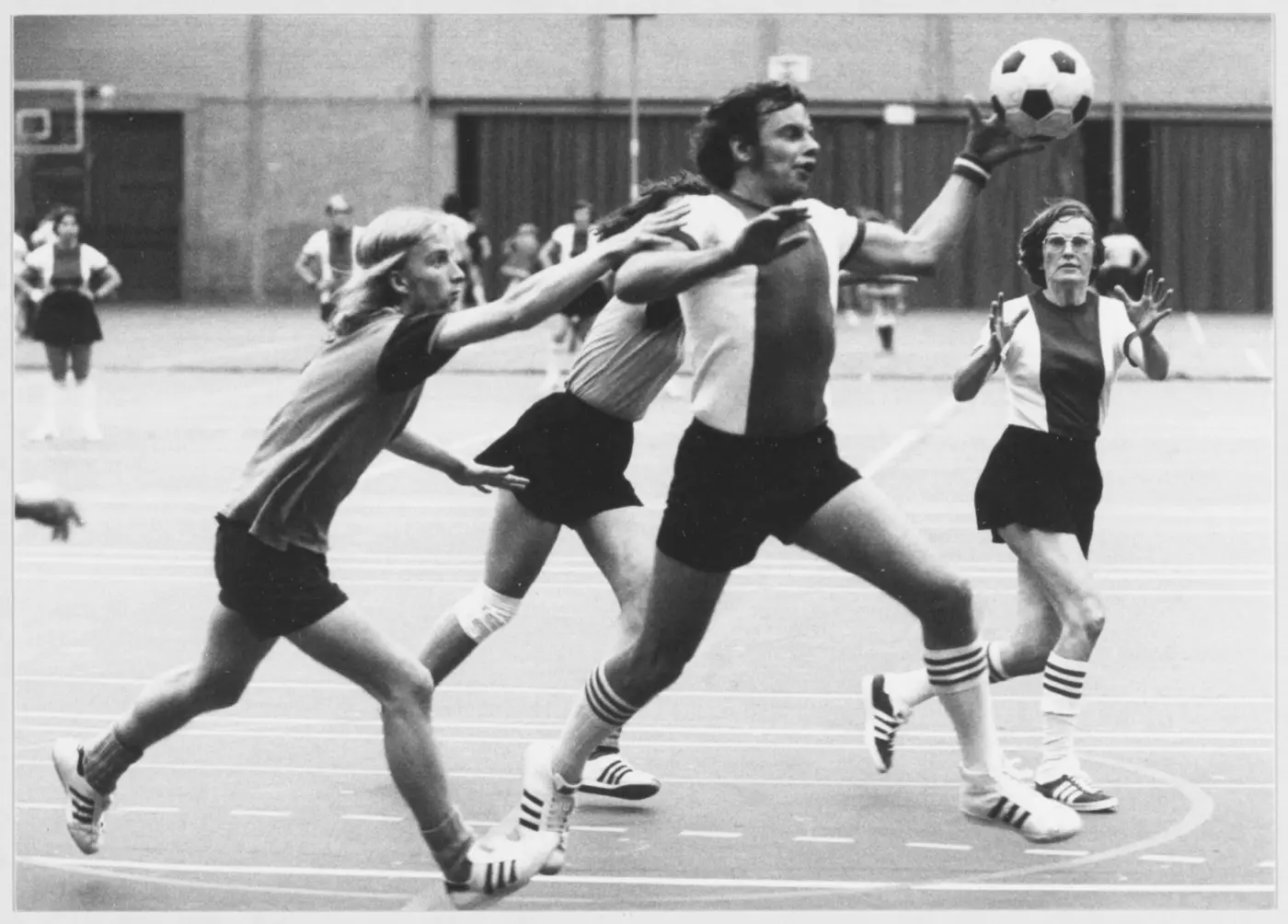 Archieffoto van een korfbalwedstrijd in de Kennemer Sporthal